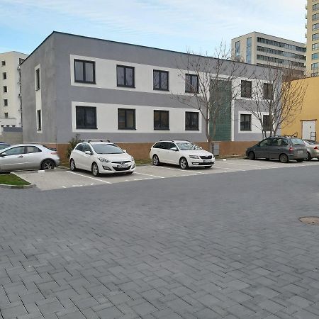 Living Bratislava & Bus Station & Mlynske Nivy Apartment Luaran gambar
