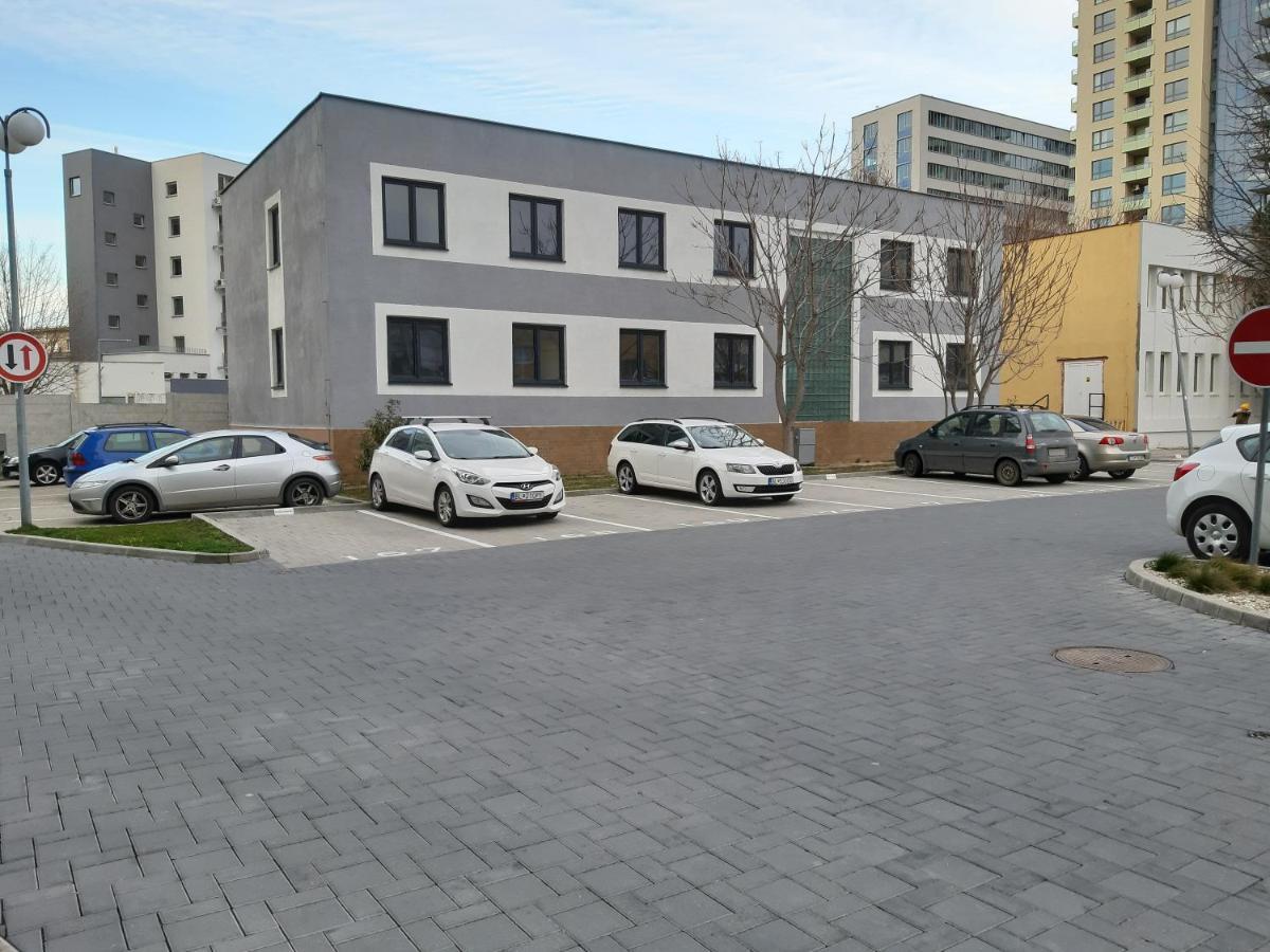 Living Bratislava & Bus Station & Mlynske Nivy Apartment Luaran gambar